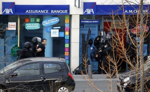 Deux personnes brièvement prises en otage dans une Poste de Colombes