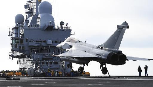 Le porte-avions français Charles de Gaulle en route pour le Golfe
