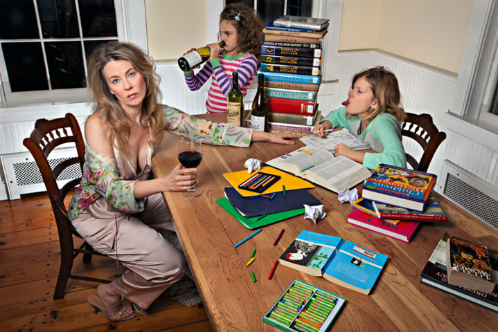 Les joies de la vie domestique : Une maman réalise des photos de famille déjantées...En y mettant une bonne dose d'humour noir !