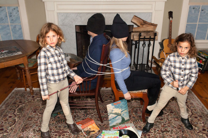 Les joies de la vie domestique : Une maman réalise des photos de famille déjantées...En y mettant une bonne dose d'humour noir !