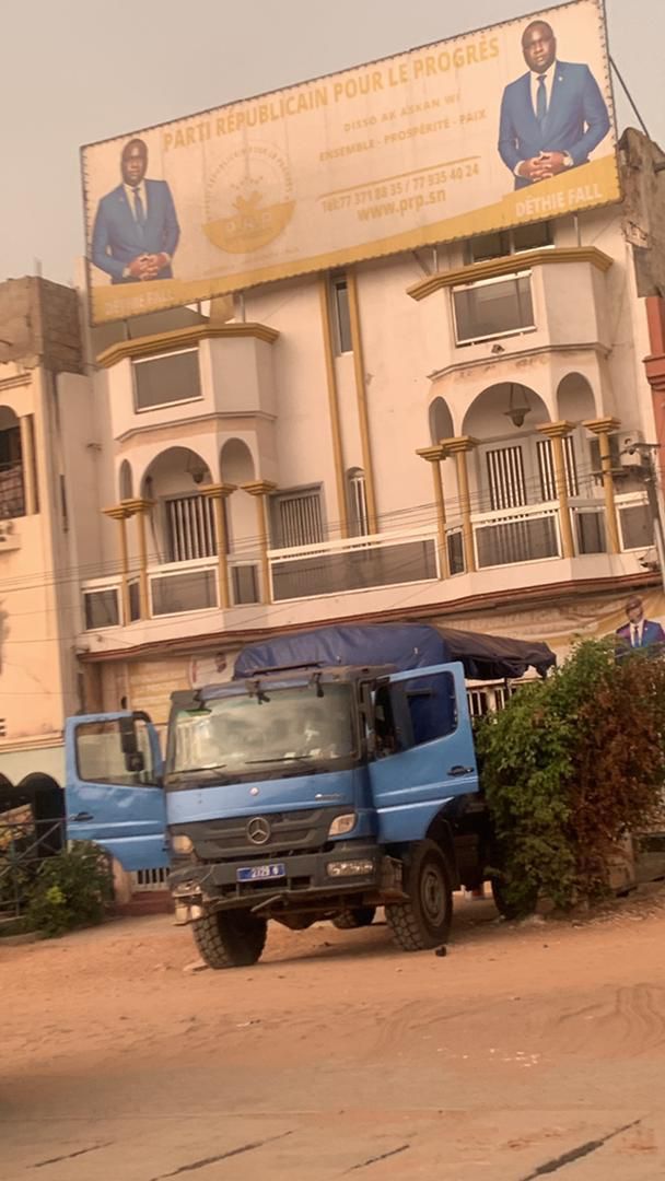 Le siège du PRP de Déthié Fall, encore barricadé: Les jeunes et des femmes de Yewwi Askan Wi dénoncent la poursuite d’une forfaiture Le siège du PRP de Déthié Fall, encore barricadé: Les jeunes et des femmes de Yewwi Askan Wi dénoncent la poursuite d’une forfaiture