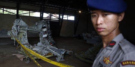 Crash du vol Air Asia : la piste terroriste rejetée, les recherches de plus en plus difficiles
