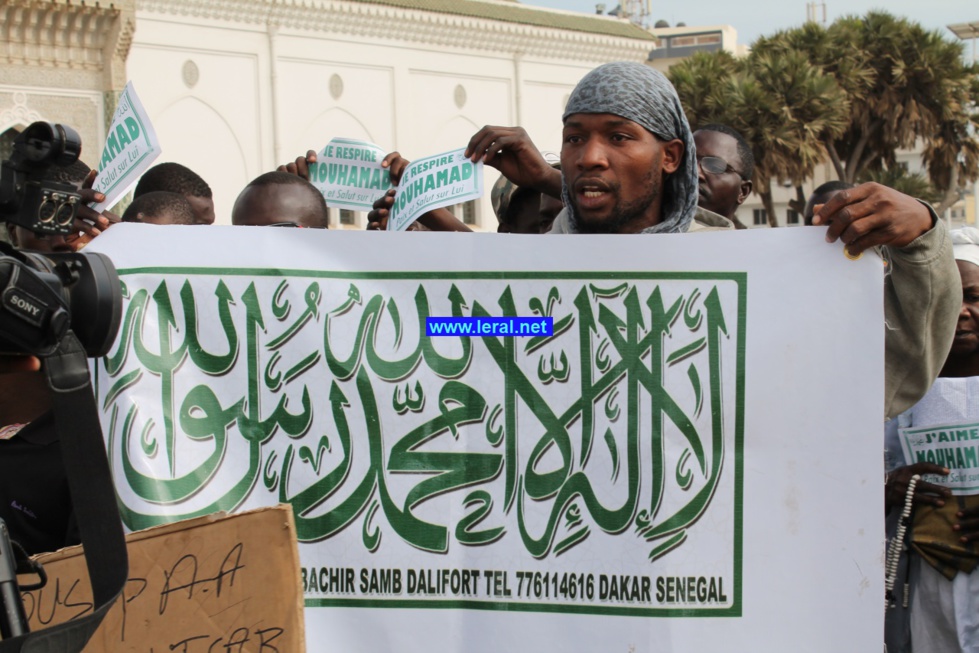 Photos - Des milliers de musulmans rassemblés à Dakar pour dénoncer les caricatures de Charlie Hebdo 