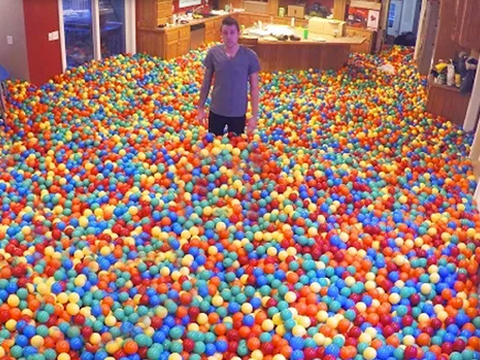  ! Pour faire plaisir à ses enfants il a rempli sa maison de balles en plastique !