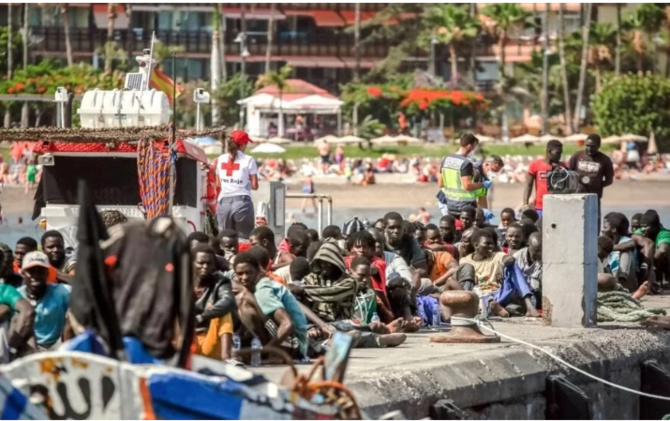 Au moins 300 migrants disparus en mer, une embarcation repérée au large des Canaries