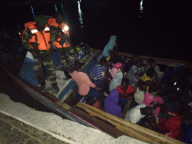 Migration irrégulière: La gendarmerie intercepte une pirogue avec 71 personnes Migration irrégulière: La gendarmerie intercepte une pirogue avec 71 personnes