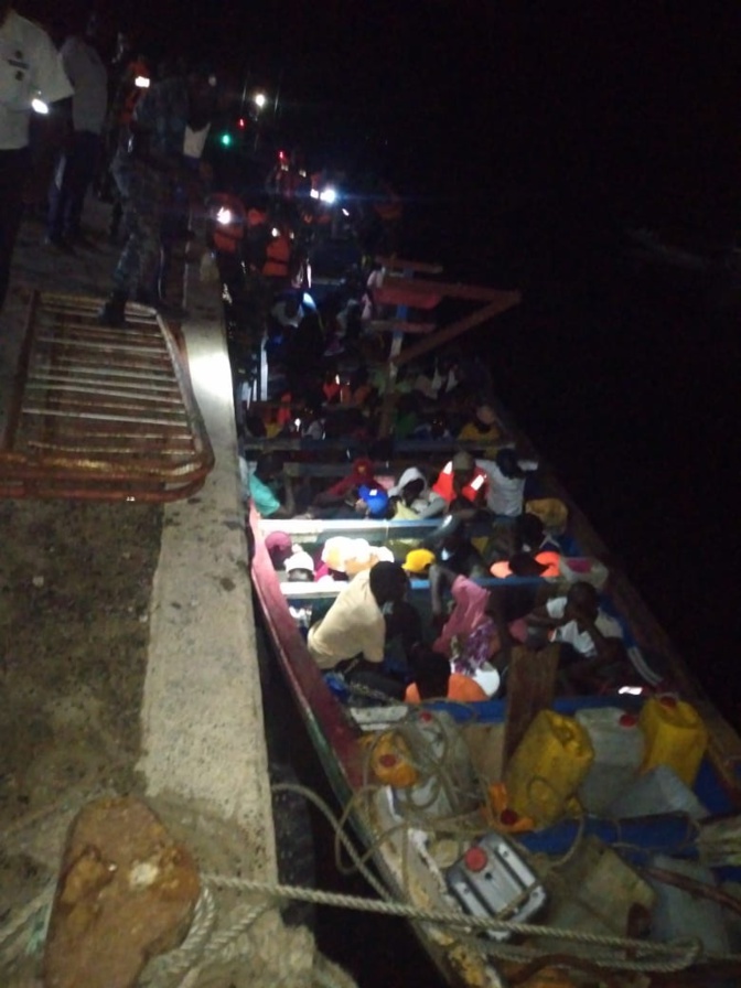 Migration irrégulière: La gendarmerie intercepte une pirogue avec 71 personnes Migration irrégulière: La gendarmerie intercepte une pirogue avec 71 personnes