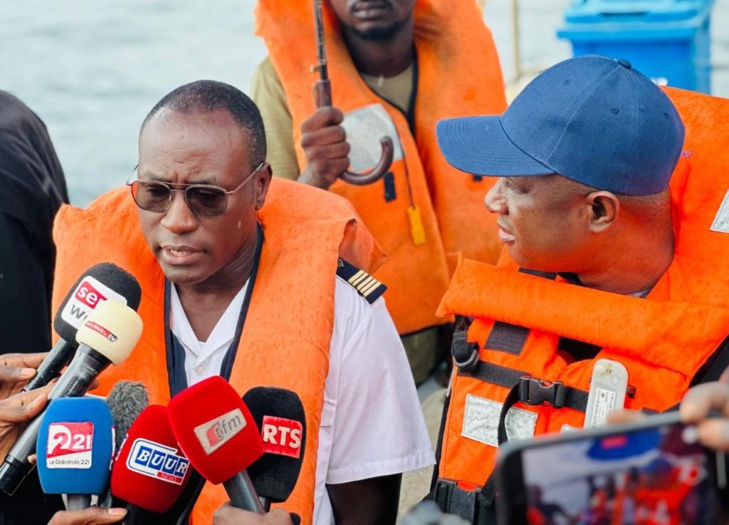 Suite au tragique chavirement d’une pirogue à Ouakam: Antoine Félix Abdoulaye Diome, Ministre de l’Intérieur s’est rendu sur les lieux en mer Suite au tragique chavirement d’une pirogue à Ouakam: Antoine Félix Abdoulaye Diome, Ministre de l’Intérieur s’est rendu sur les lieux en mer