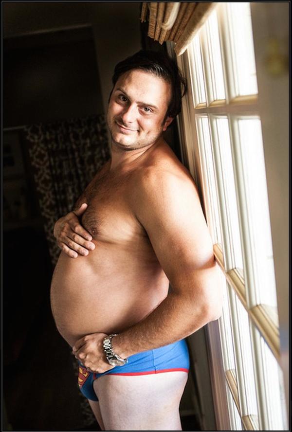 Sa femme ne voulait pas prendre de photos d'elle enceinte, alors il a pris la pose à sa place avec son ventre à bière !
