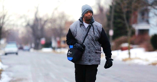 Il marchait 60 kilomètres par jour pour aller travailler, ce qu'ils ont fait pour lui est juste parfait ! Il reste encore un peu d'humanité dans ce monde...