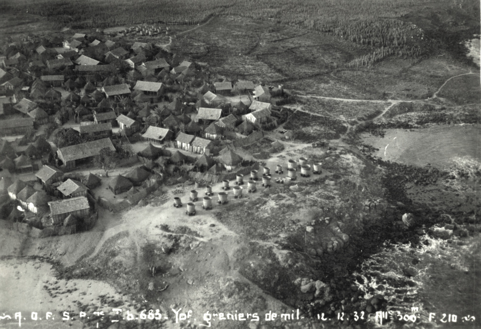 Yoff 1932 : Altitude 300m, son rivage, ses forêts, ses greniers à mil…