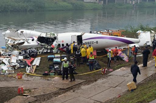 Crash d'un avion à Taïwan: 12 disparus recherchés, le pilote salué comme un héros