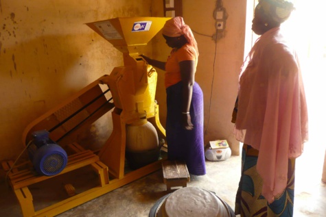 Bandègne : Le maire Assane Seck offre aux femmes de la commune un moulin à mil