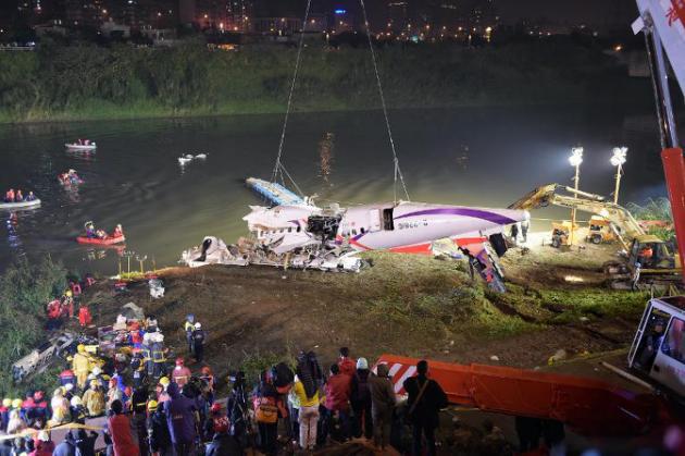 Crash à Taïwan: les deux moteurs de l'avion en panne au moment de l'accident