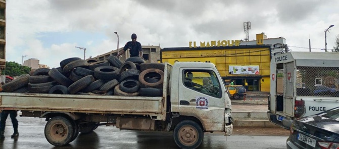 Opération de ramassage de pneus et découverte suspecte d'essence à Grand-Dakar