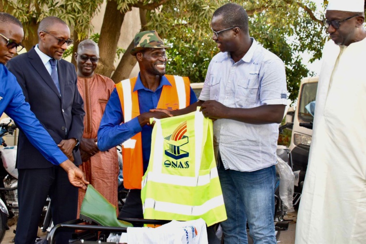 Photos/ ONAS : Cérémonie de remise de pick-up et motos à ses agents et des matériels de lutte contre les inondations aux maires de Pire, Richard Toll et Touba Photos/ ONAS : Cérémonie de remise de pick-up et motos à ses agents et des matériels de lutte contre les inondations aux maires de Pire, Richard Toll et Touba