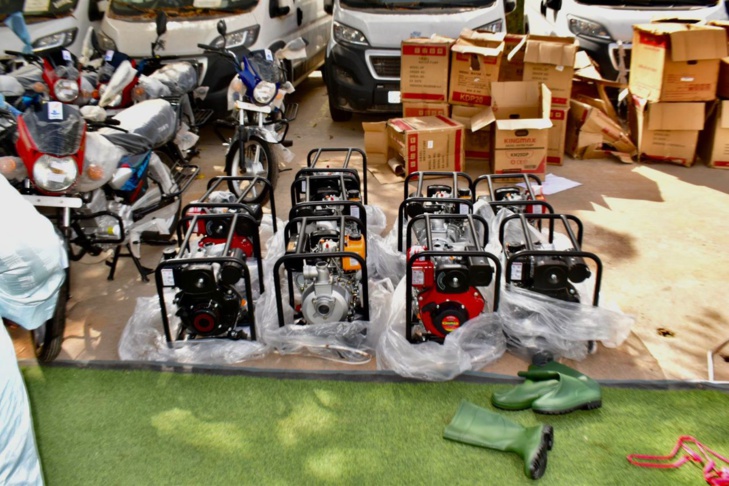 Photos/ ONAS : Cérémonie de remise de pick-up et motos à ses agents et des matériels de lutte contre les inondations aux maires de Pire, Richard Toll et Touba Photos/ ONAS : Cérémonie de remise de pick-up et motos à ses agents et des matériels de lutte contre les inondations aux maires de Pire, Richard Toll et Touba