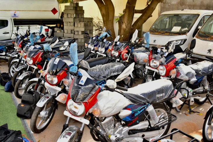 Photos/ ONAS : Cérémonie de remise de pick-up et motos à ses agents et des matériels de lutte contre les inondations aux maires de Pire, Richard Toll et Touba
