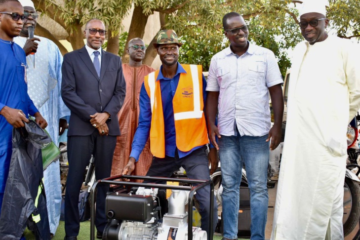 Photos/ ONAS : Cérémonie de remise de pick-up et motos à ses agents et des matériels de lutte contre les inondations aux maires de Pire, Richard Toll et Touba