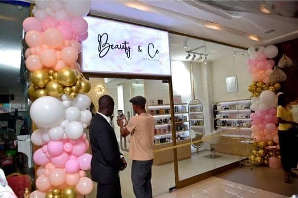 Inauguration du nouveau salon de Ndèye Sokhna, la fille de Youssou Ndour au Sea Plaza en images (Photos) Inauguration du nouveau salon de Ndèye Sokhna, la fille de Youssou Ndour au Sea Plaza en images (Photos)