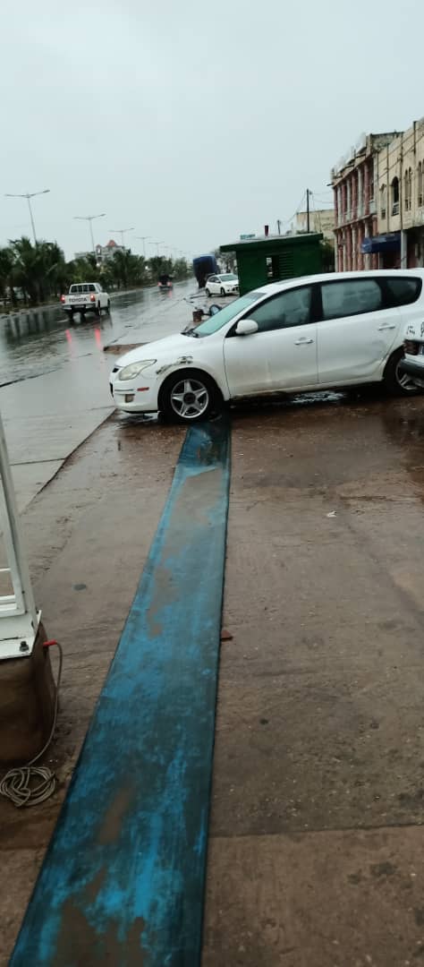Image inédite à Touba : Des véhicules entravent l'évacuation des eaux usées