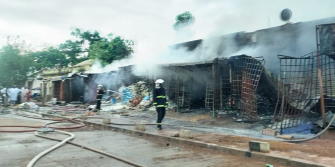 Incendie au marché central de Tamba : Une dizaine de cantines consumées par le feu (Photos) Incendie au marché central de Tamba : Une dizaine de cantines consumées par le feu (Photos)