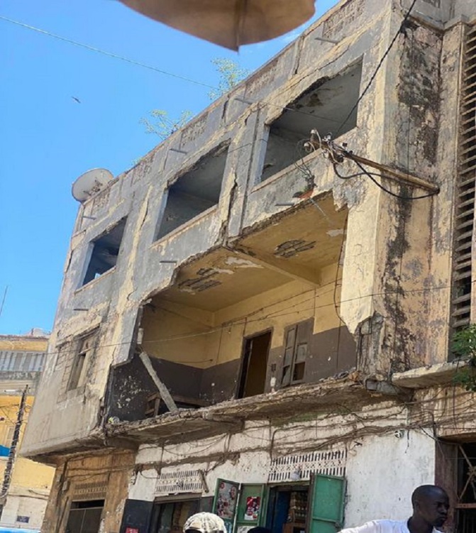 Image alarmante de l’incivisme au Sénégal : Un immeuble en ruine toujours habité, malgré « l’alerte » d’une pluie récente