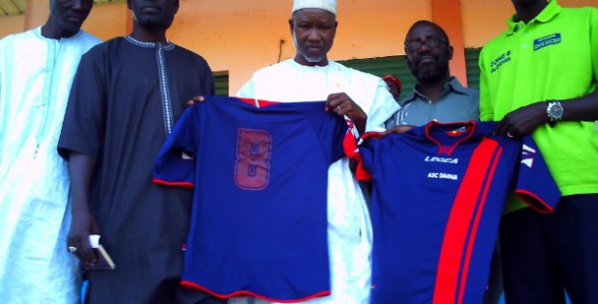 Dahra : Djiby Ndiaye, Directeur Général de l’Agence Nationale pour les Energies Renouvelables, habille les joueurs de l’asc Dahra