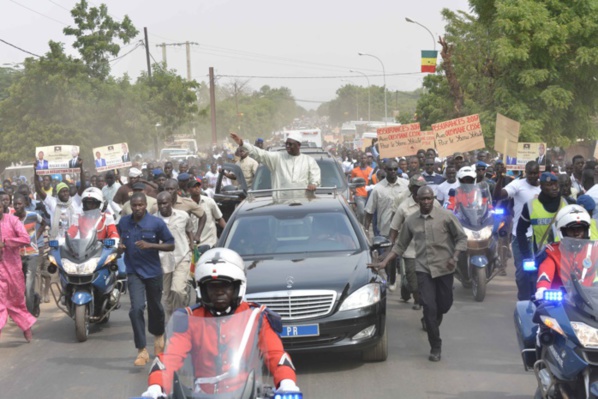 Incroyable! Un ministre de la République porté sur les épaules pour voir le Président Macky Sall