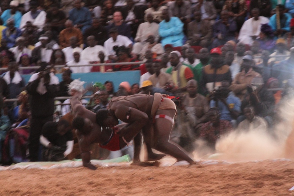 Combat de lutte: Konia bat Doumboul