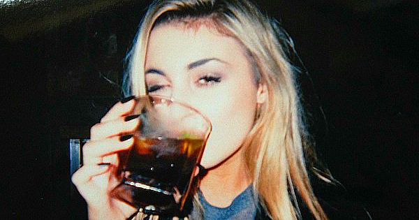 10 raisons pour lesquelles vous devez toujours choisir la fille qui boit du whisky !