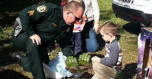 Personne n'est venu à l'anniversaire de son fils autiste, mais les policiers et les pompiers ont parfaitement rattrapé le coup !