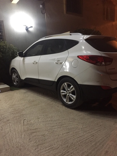 Avis aux voleurs du propriétaire de cette voiture : Rendez votre butin ou vous serez démasqués !
