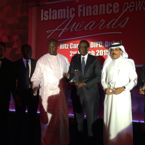 Amadou Ba et son frère Mouhamadou Makhtar Cissé recevant le premier prix africain des Awards de la Finance pour le prix Sukuk