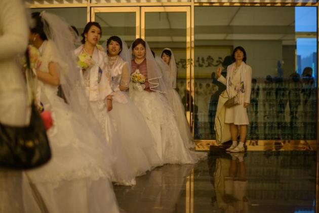 Corée du Sud: des milliers de couples se disent oui lors d'un mariage collectif