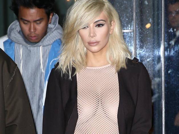 Kim Kardashian dévoile (encore) sa poitrine ! La bimbo aurait-elle oublié son soutien-gorge ? (Photos)