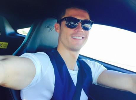 Cristiano Ronaldo : en couple avec une nouvelle bombe ? Il s'achète une nouvelle voiture !