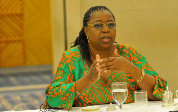 Pour éviter un réveil brutal : la ministre Eva Marie Colle Seck attend le Sutsas autour de la table de négociations