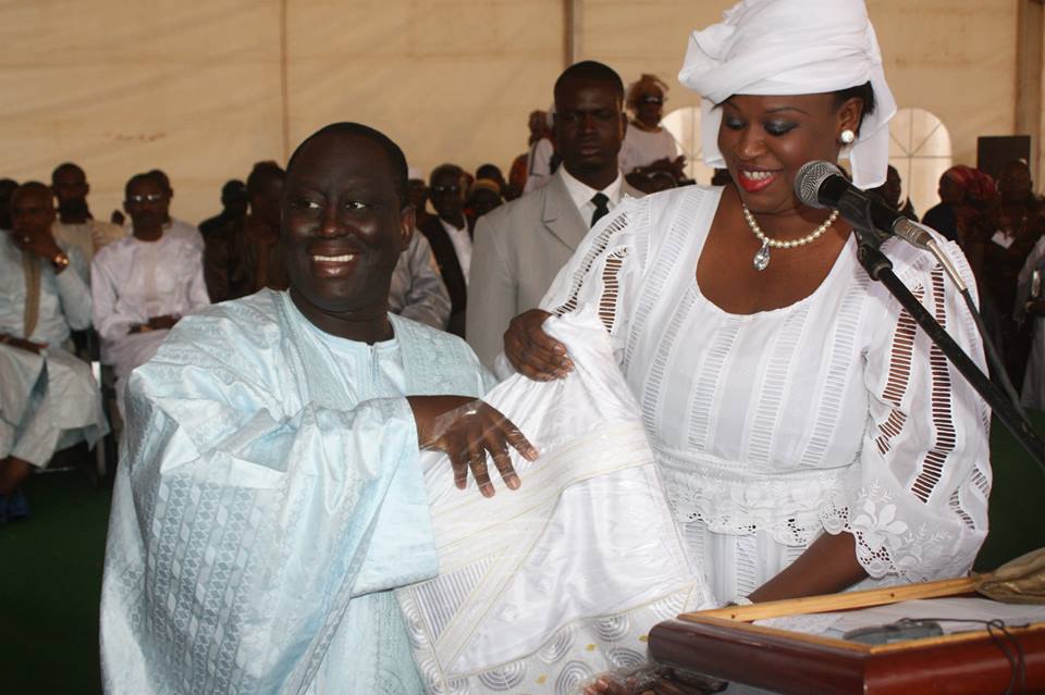 Le maire de Guédiawaye, Aliou Sall, recevant un cadeau de son adjointe, Néné Tall