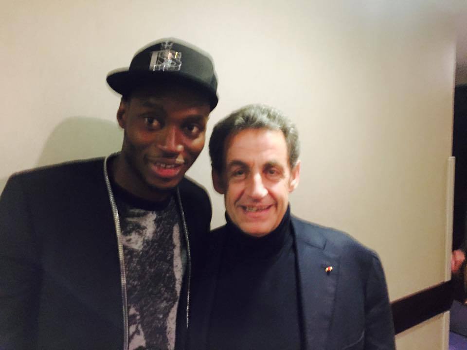 Diafra Sakho pose avec  le Président Sarkozy