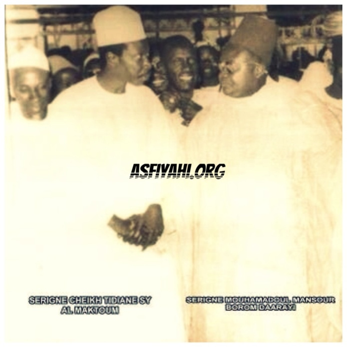 Serigne Cheikh Al Makhtoum et Serigne Mansour Sy à la cérémonie officielle du Mawlid 1982