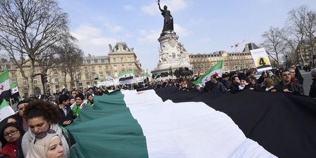 Manifestation à Paris contre Assad et l'Etat islamique