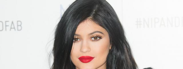 Kylie Jenner : Après la chirurgie, elle trouve un autre moyen pour faire grossir sa poitrine ! (Photos)