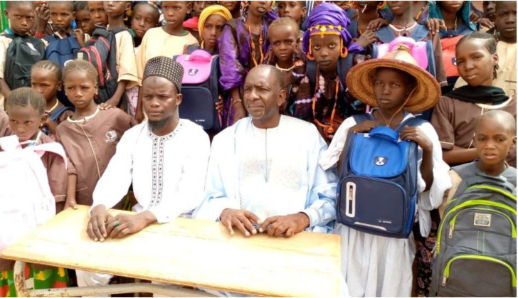 Matam : Abdoul Ly, ancien DG de l’ARTP, offre 300 kits scolaires à quatre écoles de la commune de Bokidiawé Matam : Abdoul Ly, ancien DG de l’ARTP, offre 300 kits scolaires à quatre écoles de la commune de Bokidiawé