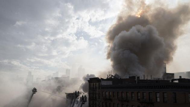 Trois immeubles s’effondrent après un incendie monstre à New York