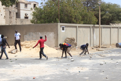 Des jeunes lancant des pierres