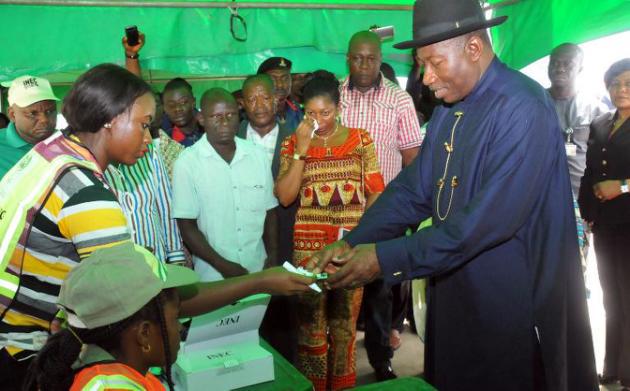 Les Nigérians élisent leur président, des bureaux de vote attaqués