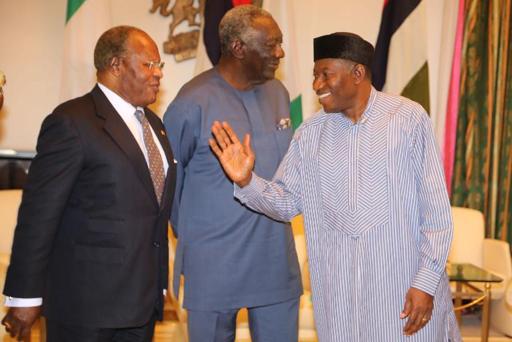Le Nigeria attend de connaître son prochain président, premiers résultats partiels serrés