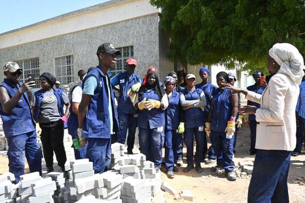 Visite de chantier à Rufisque : Mme Astou Diokhané Sow témoigne de l’intervention renforcée du programme Promovilles Visite de chantier à Rufisque : Mme Astou Diokhané Sow témoigne de l’intervention renforcée du programme Promovilles
