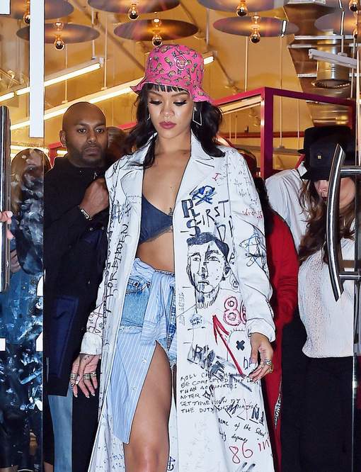 Rihanna rend le tablier de bleusaille et le bob sexy